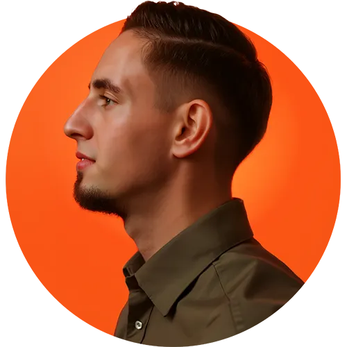 Seitliches Portrait von Fabian Wolfram in einem orangenem Kreis. Er trägt ein olivegrünes Hemd und schaut nach links.